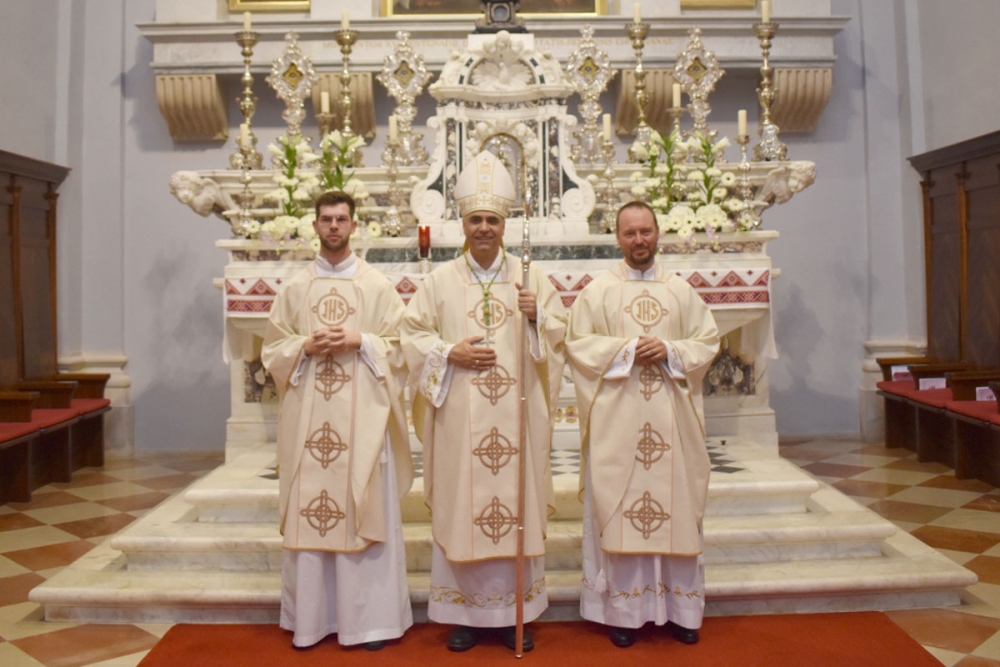 Don Mario Katalinić i don Mario To&scaron;ić zaređeni za nove svećenike Dubrovačke biskupije