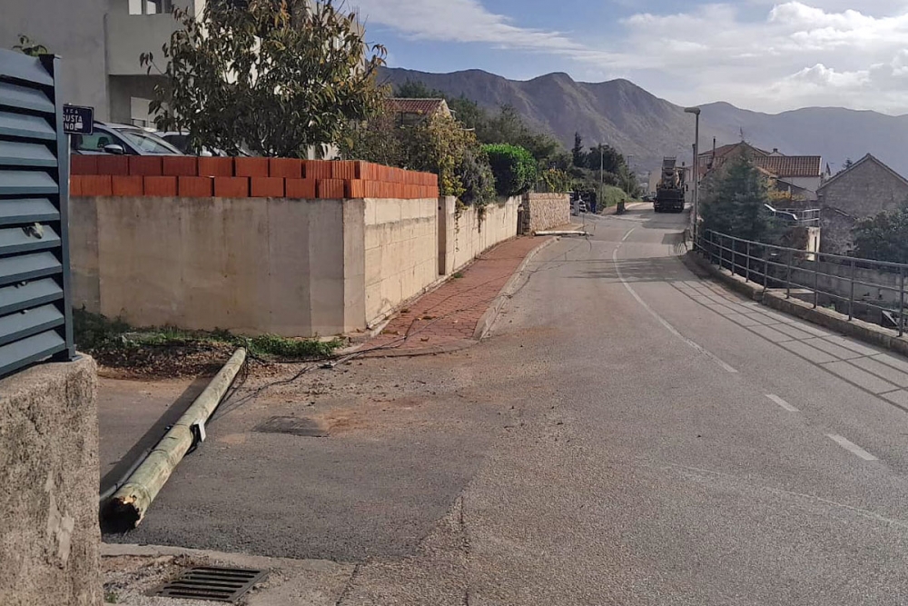 Vozač kamiona zakačio telekomunikacijski kabel te oborio tri drvena stupa u ulici Put Pera Kojakovića