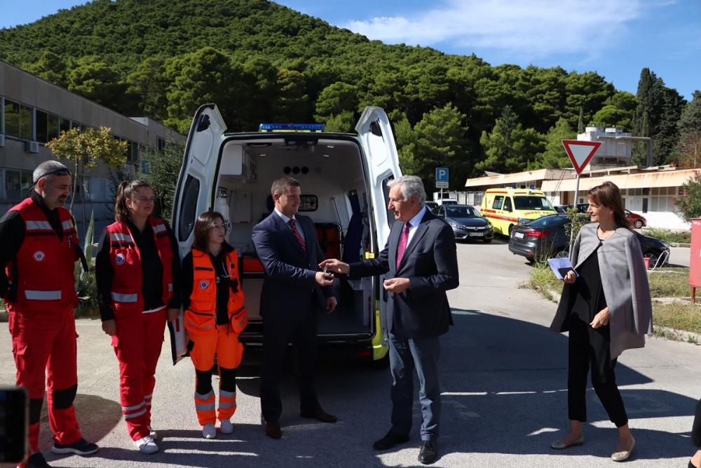 Zavodu za hitnu medicinu županije uručeno pola milijuna kuna vrijedno vozilo Hitne pomoći
