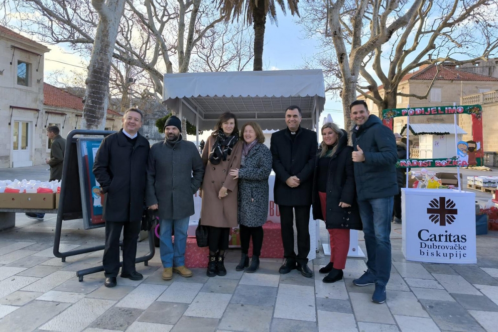 Počela 17. humanitarna akcija &ldquo;Podijelimo radost Božića&rdquo; (FOTO)