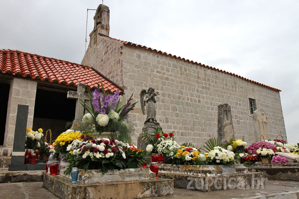 Blagdan Svih svetih; Prisjećamo se dragih ljudi koji vi&scaron;e nisu s nama, njihove grobove uređujemo cvijećem