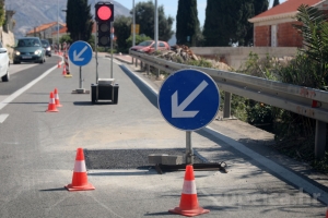 Ponovo semafori - Umjesto metalnog poklopca asfaltirani otvori &scaron;ahtova na magistrali (FOTO)
