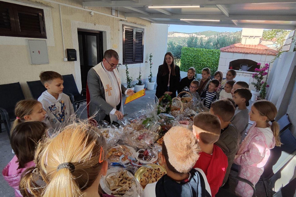 Blagoslov kruha i zahvala Bogu za plodove zemlje u Područnoj &scaron;koli Postranje (FOTO)