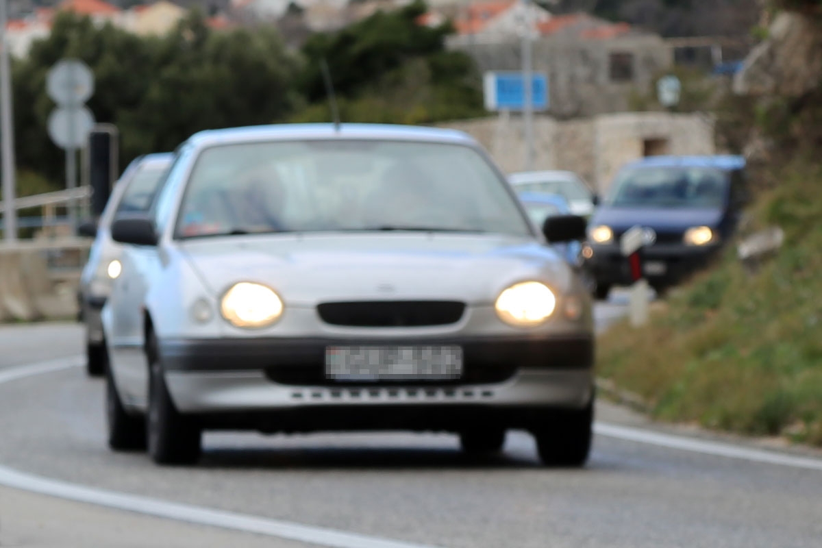 Dnevna ili kratka svjetla na motornim vozilima obvezna su danju od 1. studenog do 31. ožujka