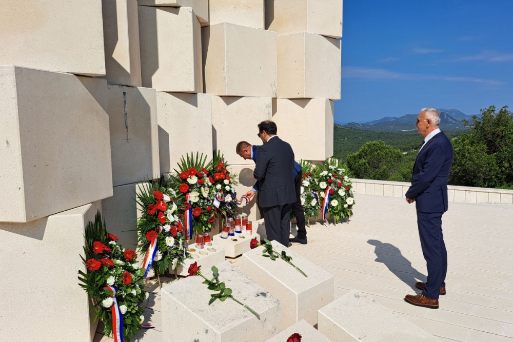 Ususret Danu državnosti položeni vijenci i zapaljene svijeće na Vjetrenom mlinu i na Boninovu