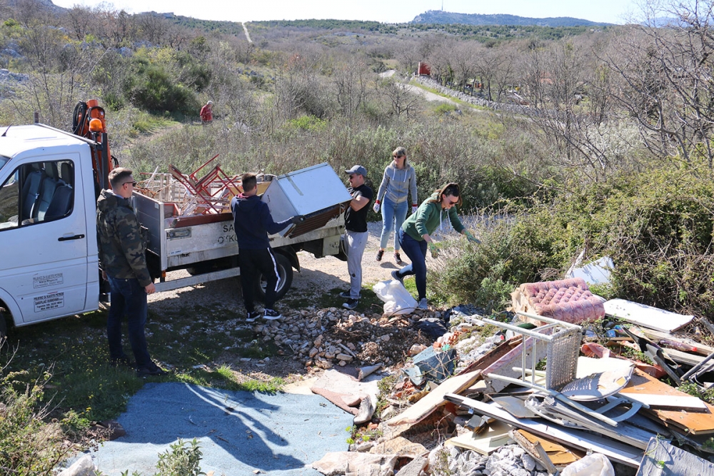 Članovi mladeži HDZ Župa dubrovačka čistili smeće i krupni otpad s divljeg deponija na Brgatu (FOTO)