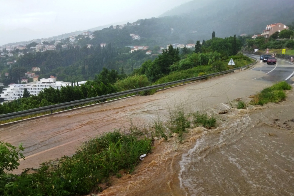 Obilna ki&scaron;a potopila Župu, ceste i ulice se pretvorile u rijeke, vatrogasci na intervencijama