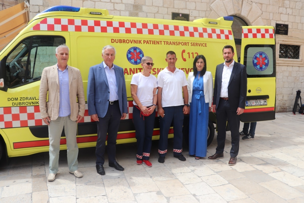 Župan Dobroslavić ravnatelju Doma zdravlja Dubrovnik uručio ključeve novog sanitetskog vozila