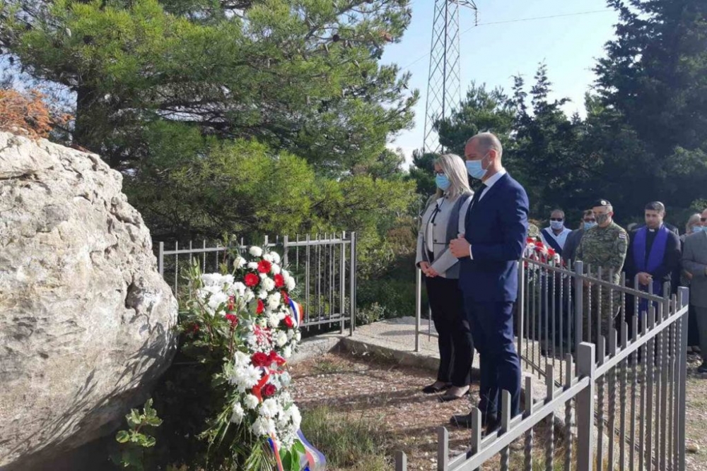 Kod spomen obilježja u Komolcu i na Strinčjeri položeni vijenci u spomen na 14 hrvatskih branitelja