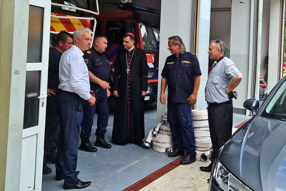 Biskup mons. Roko Glasnović obi&scaron;ao vatrogasce u Vatrogasnom domu u Buićima
