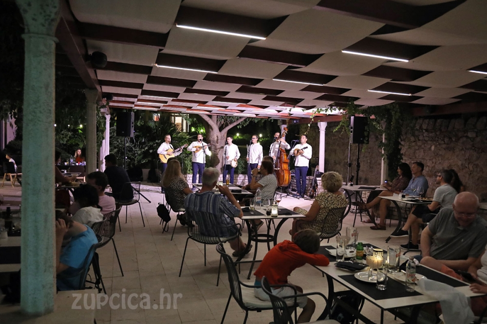 Župsko ljeto; Klapa ka&scaron;e zabavila okupljene na taraci restorana Supetar i &scaron;etnici u Srebrenom (FOTO)
