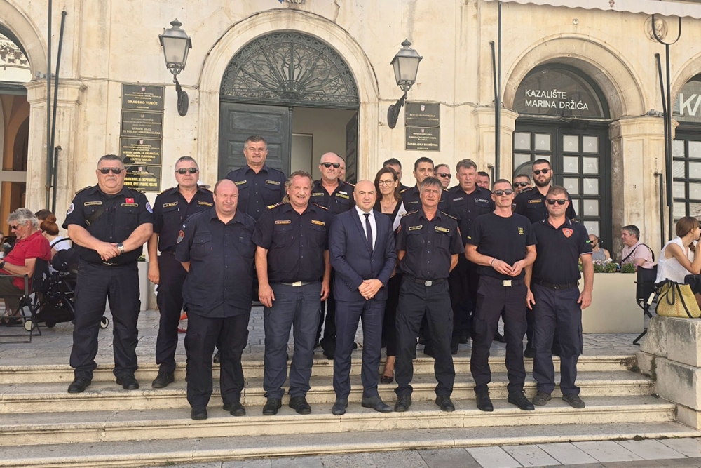 Župan Pezo i pročelnica Marević održali sastanak s vatrogascima i poželili im mirnu sezonu