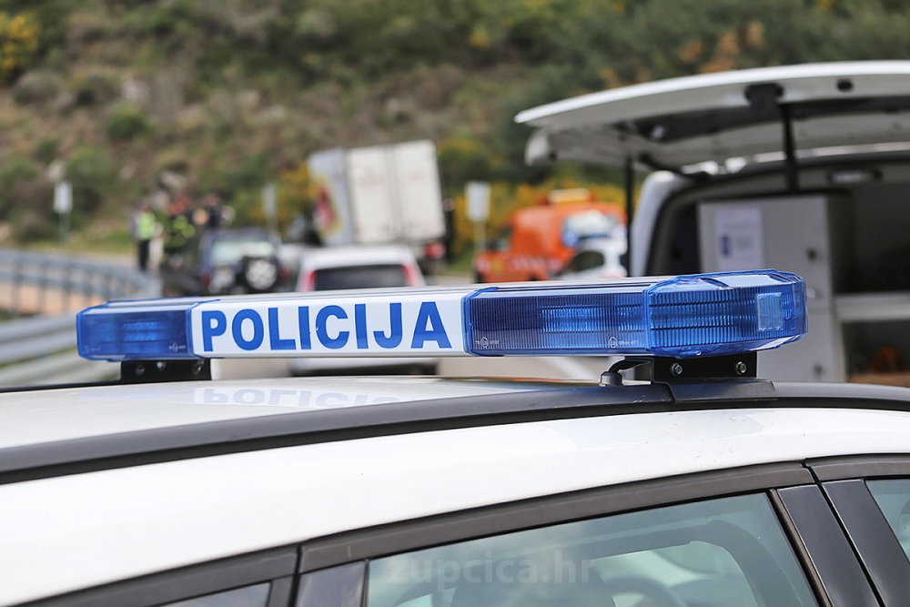 Frontalni sudar na  D-8 između Ponikava i Prapratnog na Pelje&scaron;cu, poginule dvije osobe