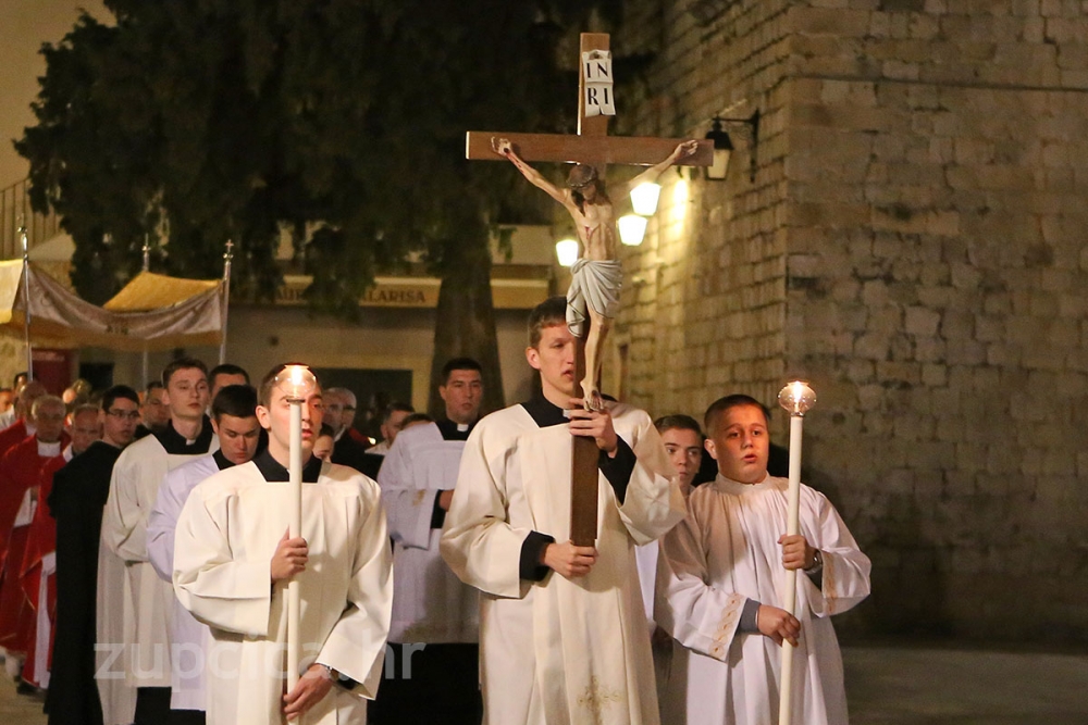 Veliki petak - Spomendan Kristove muke i smrti na križu, prijenos obreda u katedrali započinje u 19 sati