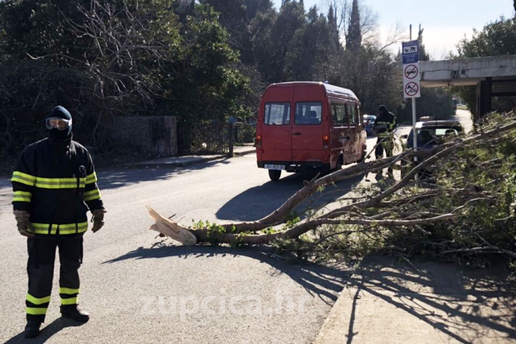 Olujna bura ru&scaron;ila stabla, o&scaron;tetila dimnjake i krovove - Vatrogasci i komunalci na terenu