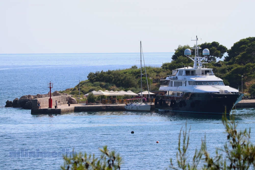 Luksuzna jahta Cyan na kojoj često ljetuje Bono Vox pristala uz mul u Srebrenom (FOTO)